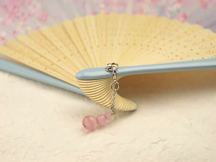 即日発送【ネコポス送料無料】和柄女性用扇子扇面・・布綿100%/扇骨・・竹【さくら/水色】２１ｃｍ59026-53-201お祭り・贈り物に！可愛いチャーム付[母の日プレゼント/ギフト/おしゃれ/外国人お土産/和柄扇子/名入れ可能(有料)]【あす楽対応_関東】